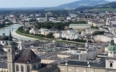 Skyline von Salzburg mit dem Fluß Salzach