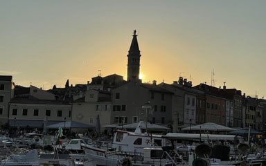 Yin Yang im Bild der Stadt (Porec, Kroatien)